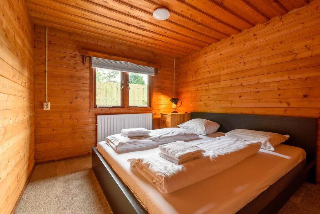 Spacious Wooden Cottage With Infra-Red Sauna At Veluwe Putten Extérieur photo