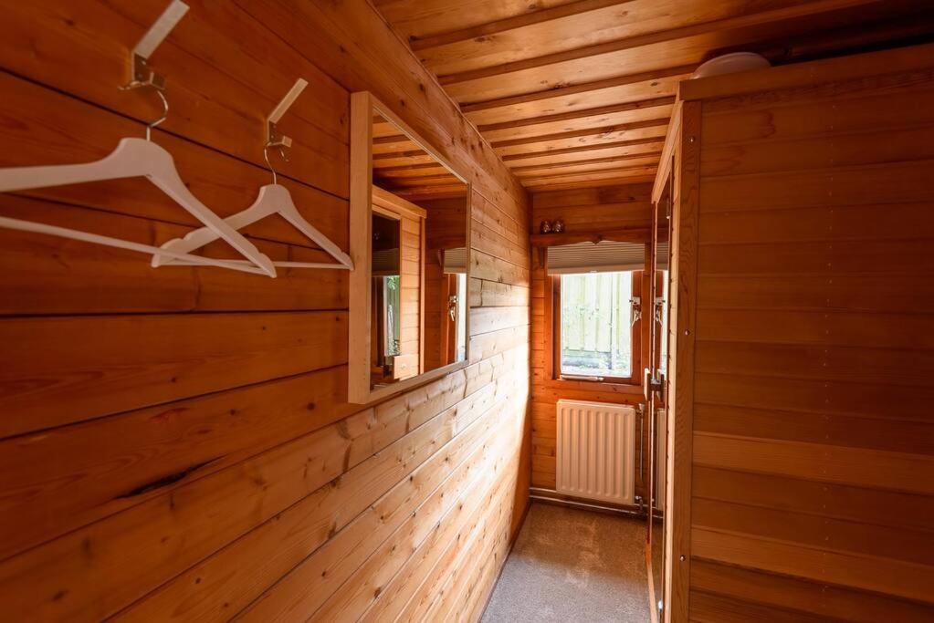 Spacious Wooden Cottage With Infra-Red Sauna At Veluwe Putten Extérieur photo